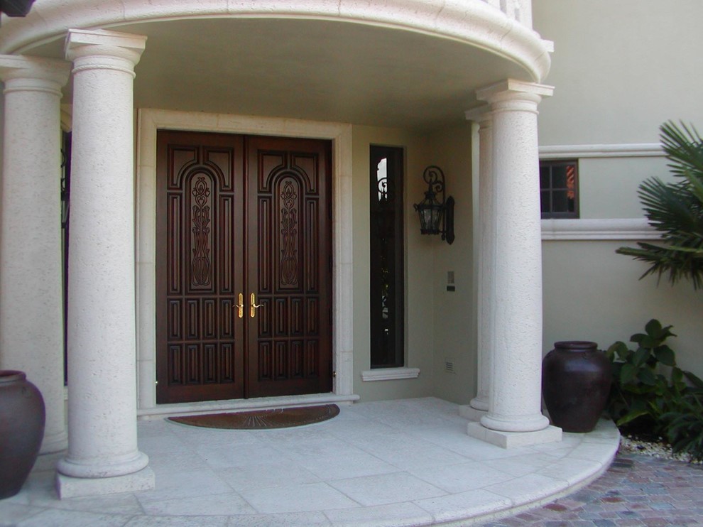 Example of a tuscan entryway design in Miami