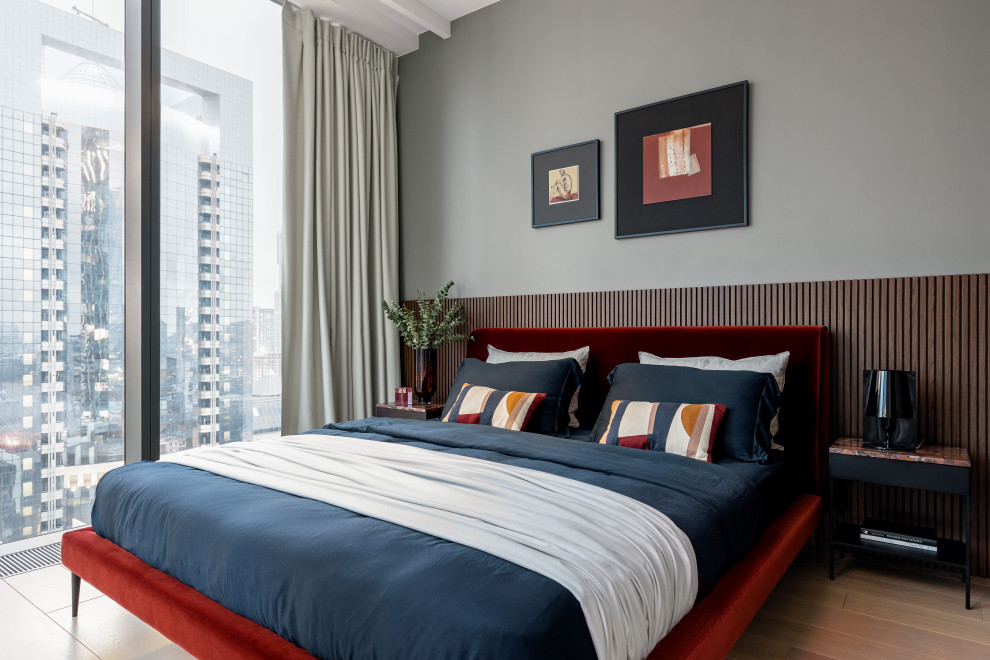 Idee per una camera da letto minimal di medie dimensioni con pareti grigie e pavimento in legno massello medio