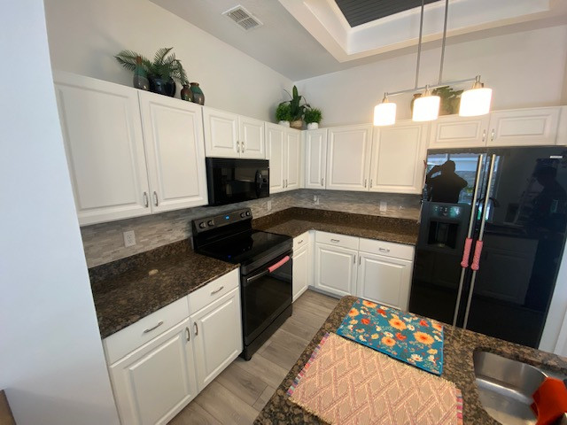 Eat-in kitchen - mid-sized u-shaped eat-in kitchen idea with raised-panel cabinets, white cabinets, laminate countertops and a peninsula