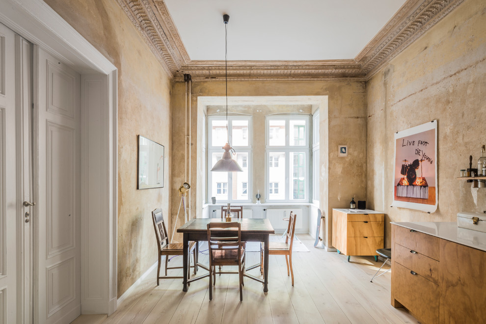 Geschlossenes, Mittelgroßes Industrial Esszimmer ohne Kamin mit beiger Wandfarbe, hellem Holzboden und beigem Boden in Berlin