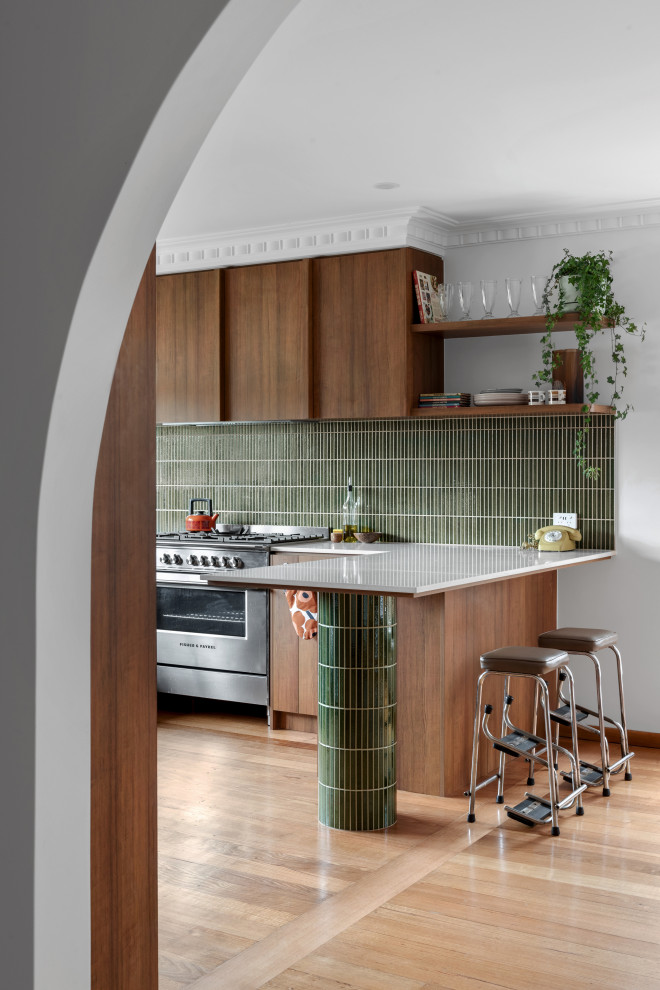 This is an example of a midcentury kitchen in Melbourne.