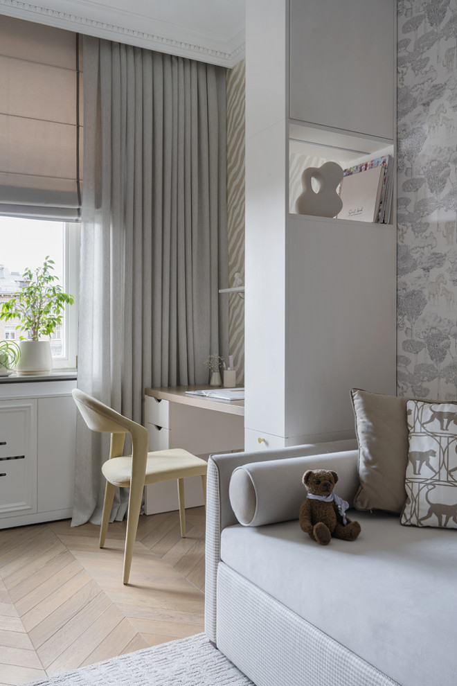 Aménagement d'une chambre d'enfant éclectique de taille moyenne avec un bureau, un mur beige, un sol en bois brun, un sol beige et du papier peint.