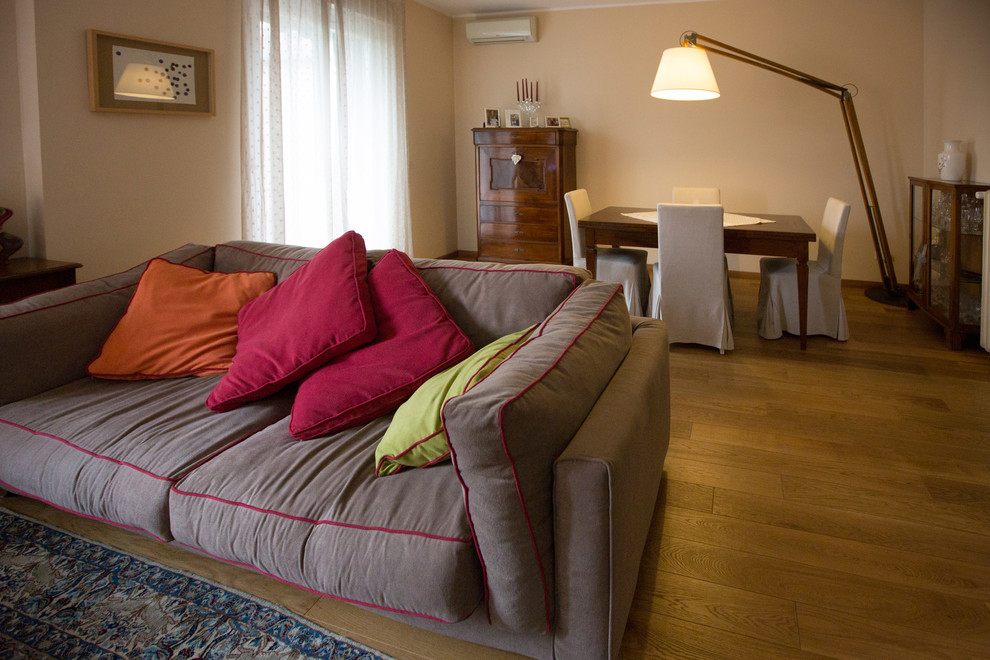 Design ideas for an eclectic open concept living room in Rome with beige walls, medium hardwood floors and brown floor.