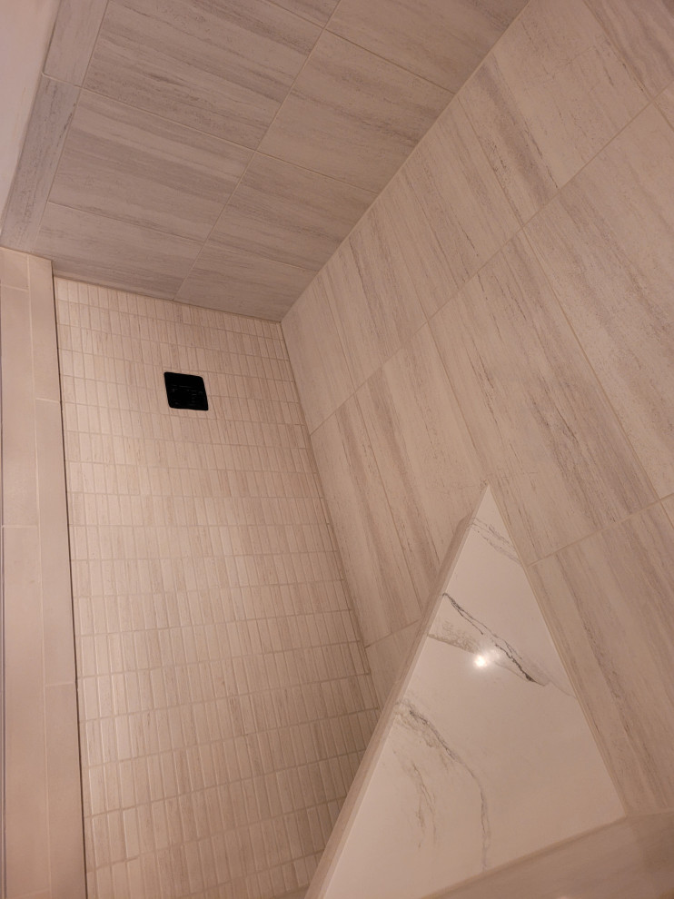 shower surround w/ bench & niche.