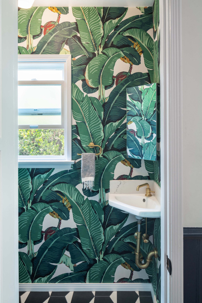 Cette image montre un petit WC et toilettes méditerranéen avec un mur vert, un sol en carrelage de porcelaine, un lavabo suspendu, un sol multicolore, meuble-lavabo suspendu et du papier peint.