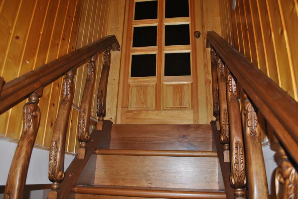 Деревянная лестница из сосны . Отделка бейц и лак HES.