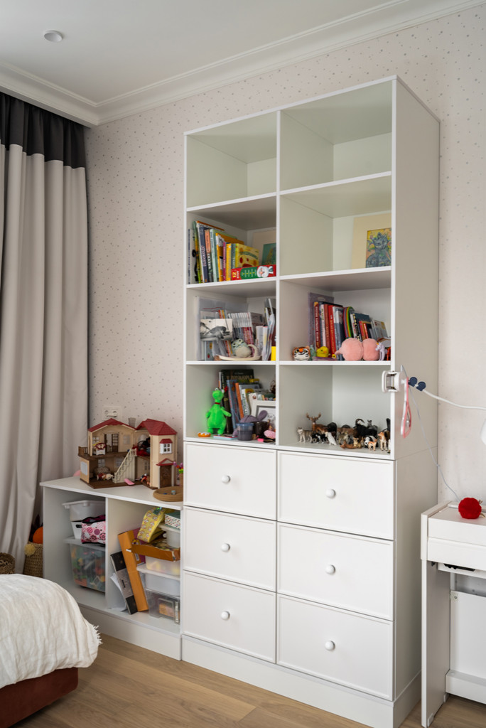 Московская квартира с двумя санузлами и белой кухней