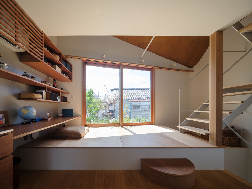 Idee per un soggiorno minimalista di medie dimensioni e aperto con pareti bianche, pavimento in compensato, nessuna TV, pavimento bianco, soffitto in perlinato e pareti in perlinato