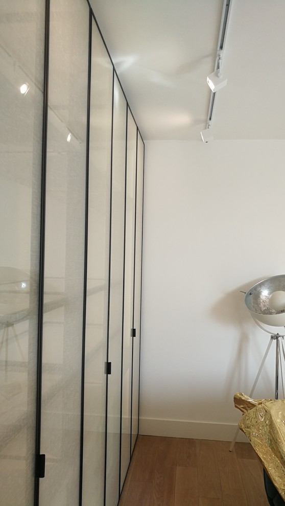 Photo of a contemporary gender-neutral built-in wardrobe in Lyon.