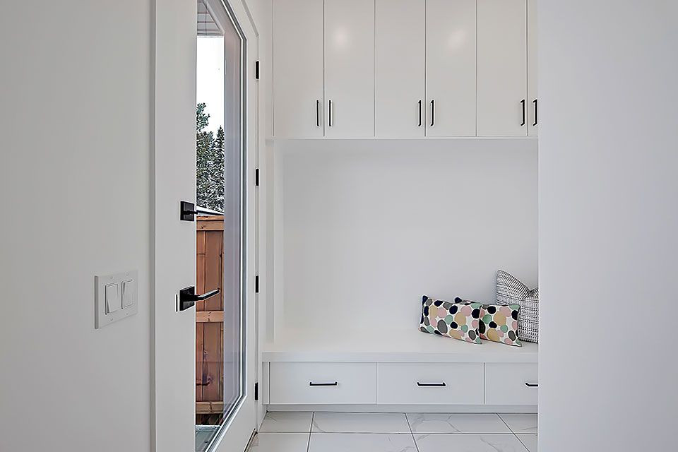 Example of a transitional home design design in Calgary