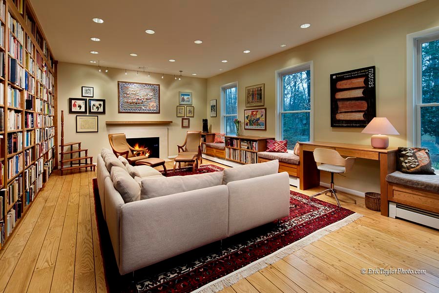 Design ideas for a traditional enclosed family room in DC Metro with a library.