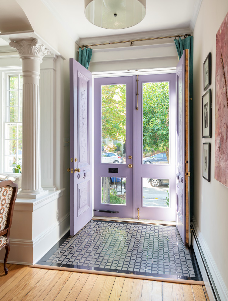 Imagen de puerta principal tradicional grande con puerta doble y puerta violeta