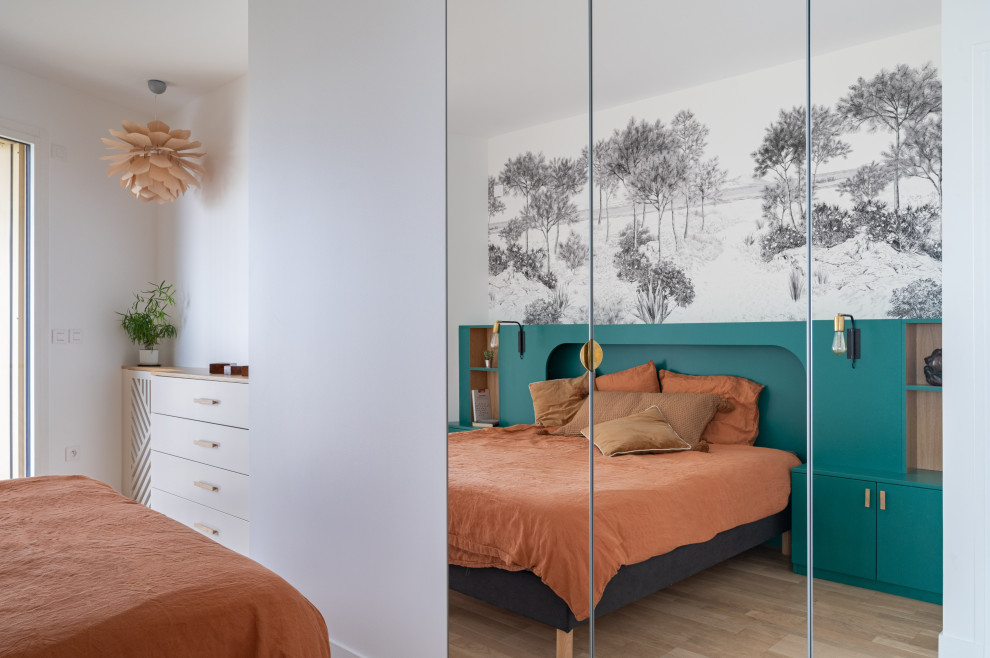 Foto de dormitorio principal nórdico pequeño con paredes beige, suelo de madera clara y papel pintado