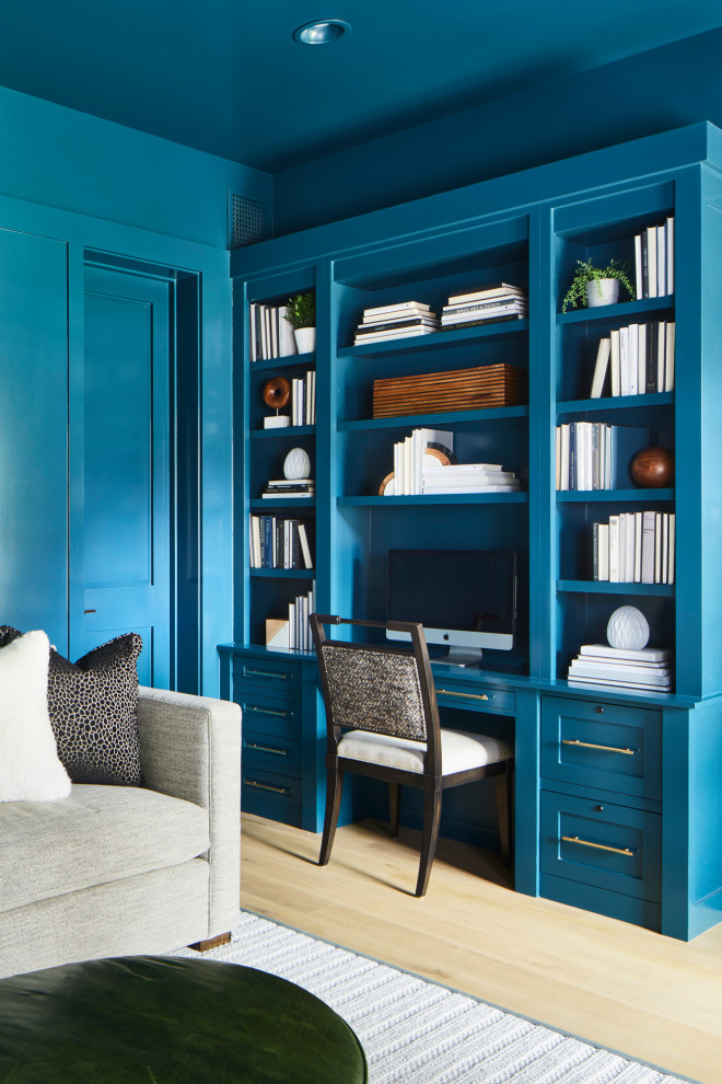 Esempio di un grande ufficio classico con pareti blu, parquet chiaro, camino classico, cornice del camino in pietra e scrivania incassata