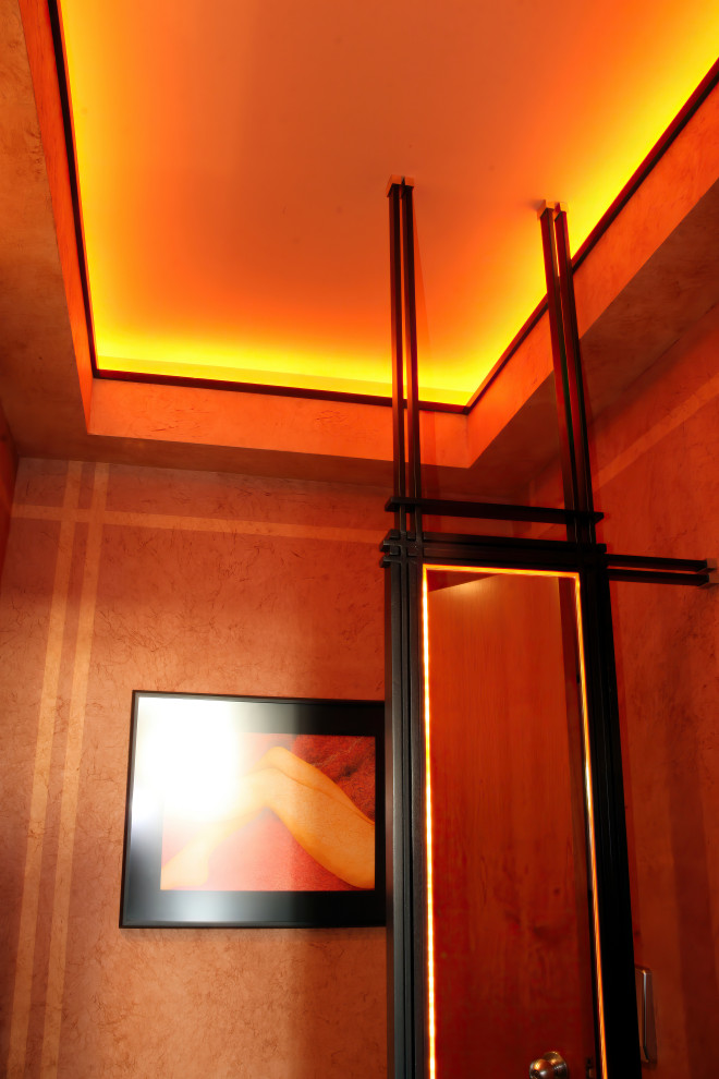 Inredning av ett modernt badrum med dusch, med orange väggar