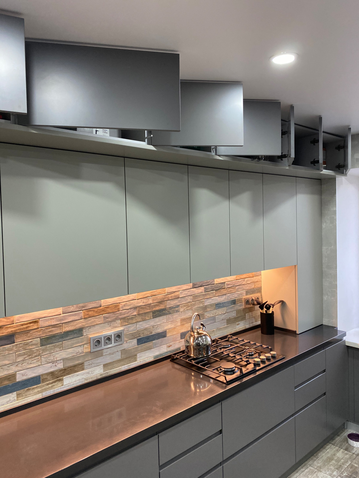 Кухня в стиле минимализм с антресолями