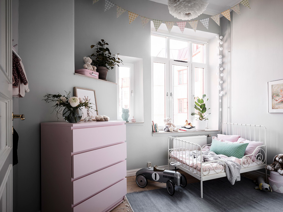 This is an example of a mid-sized scandinavian kids' room for kids 4-10 years old and girls in Gothenburg.