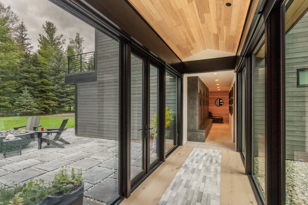 Idée de décoration pour une grande entrée design avec un couloir, parquet clair, un sol marron et un plafond en bois.