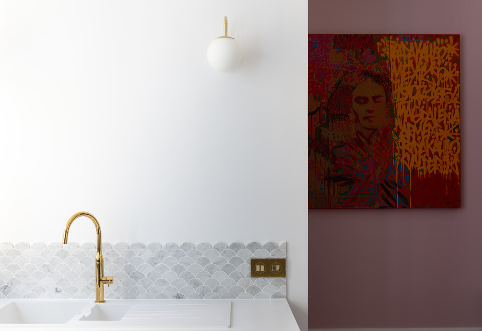 Idées déco pour cuisine américaine in L With un évier encastré, un placard à porte affleurante, des portes de placard blanches, un plan de travail en stratifié, une crédence grise, une crédence en carrelage de pierre, un électroménager blanc, un sol en terrazzo, aucun îlot, un sol gris and un plan de travail blanc.