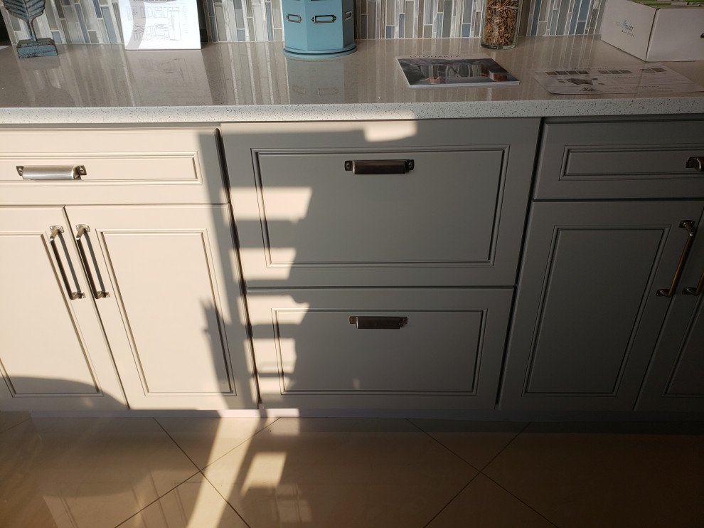 Transitional kitchen photo in Chicago