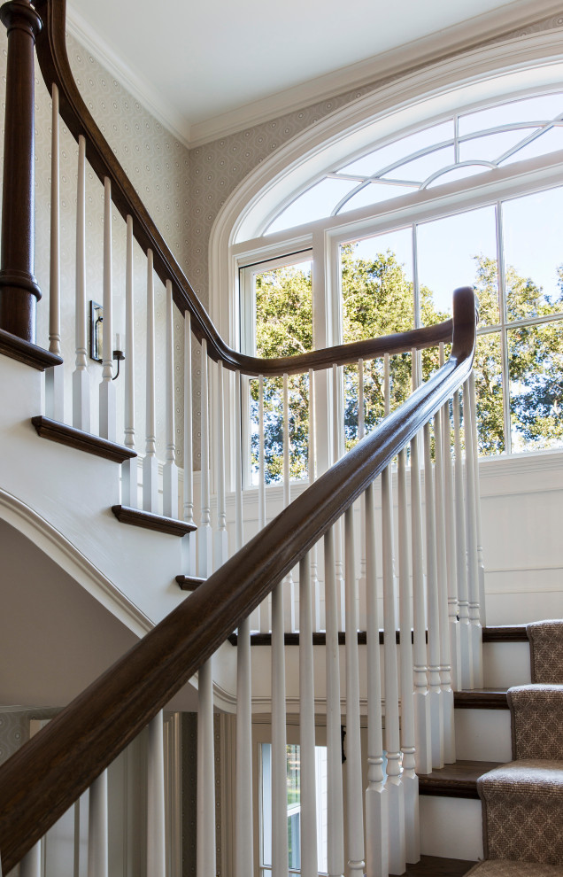 Ejemplo de escalera de estilo de casa de campo con barandilla de madera