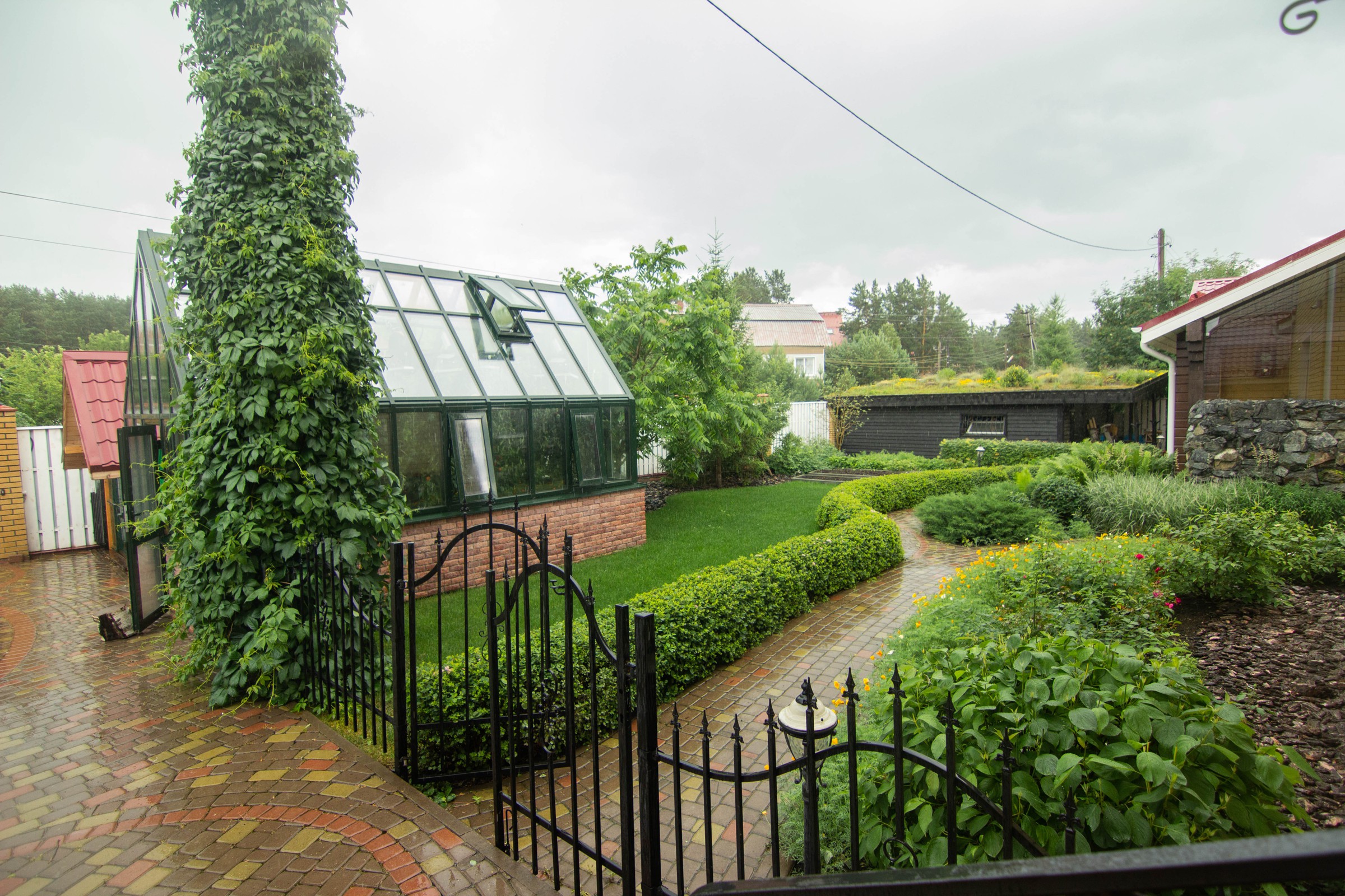 Сад с зеленой крышей