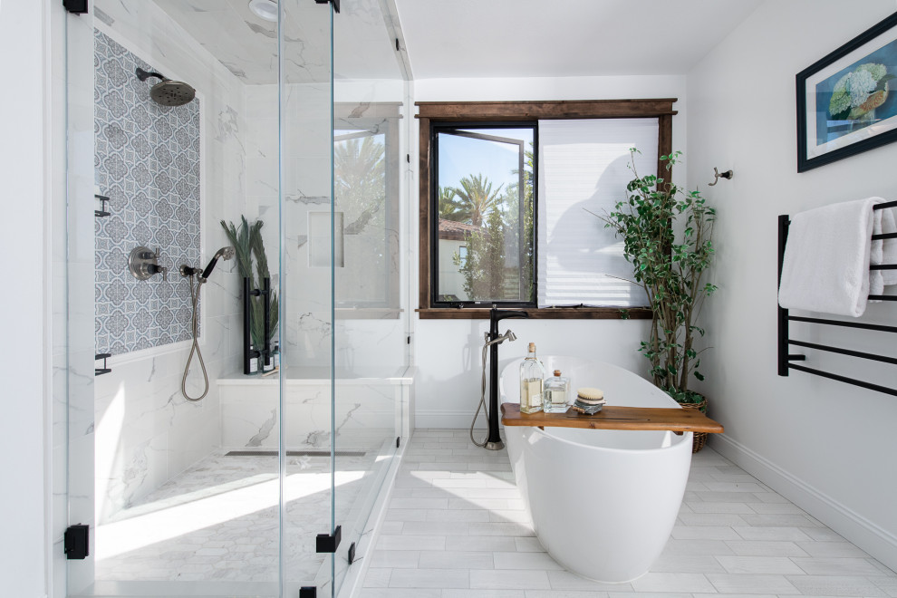 Пример оригинального дизайна: главная ванная комната в средиземноморском стиле с отдельно стоящей ванной, угловым душем, биде, белыми стенами, полом из керамогранита, врезной раковиной, столешницей из кварцита, белым полом, душем с распашными дверями, белой столешницей, сиденьем для душа и тумбой под две раковины