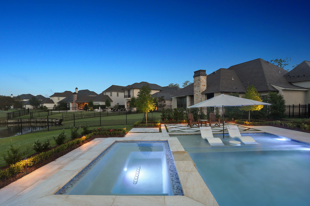 Foto di una piscina chic personalizzata di medie dimensioni e dietro casa con paesaggistica bordo piscina e pavimentazioni in pietra naturale