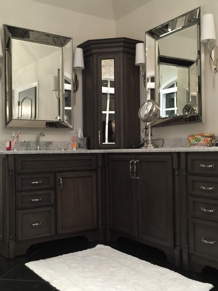 Inspiration for a transitional bathroom remodel in Chicago