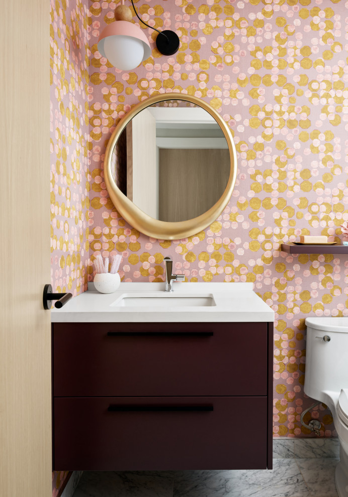 Inspiration för ett mellanstort funkis vit vitt badrum med dusch, med släta luckor, lila skåp, ett badkar i en alkov, en dusch/badkar-kombination, rosa väggar, marmorgolv, ett undermonterad handfat, bänkskiva i kvarts, grått golv och dusch med gångjärnsdörr
