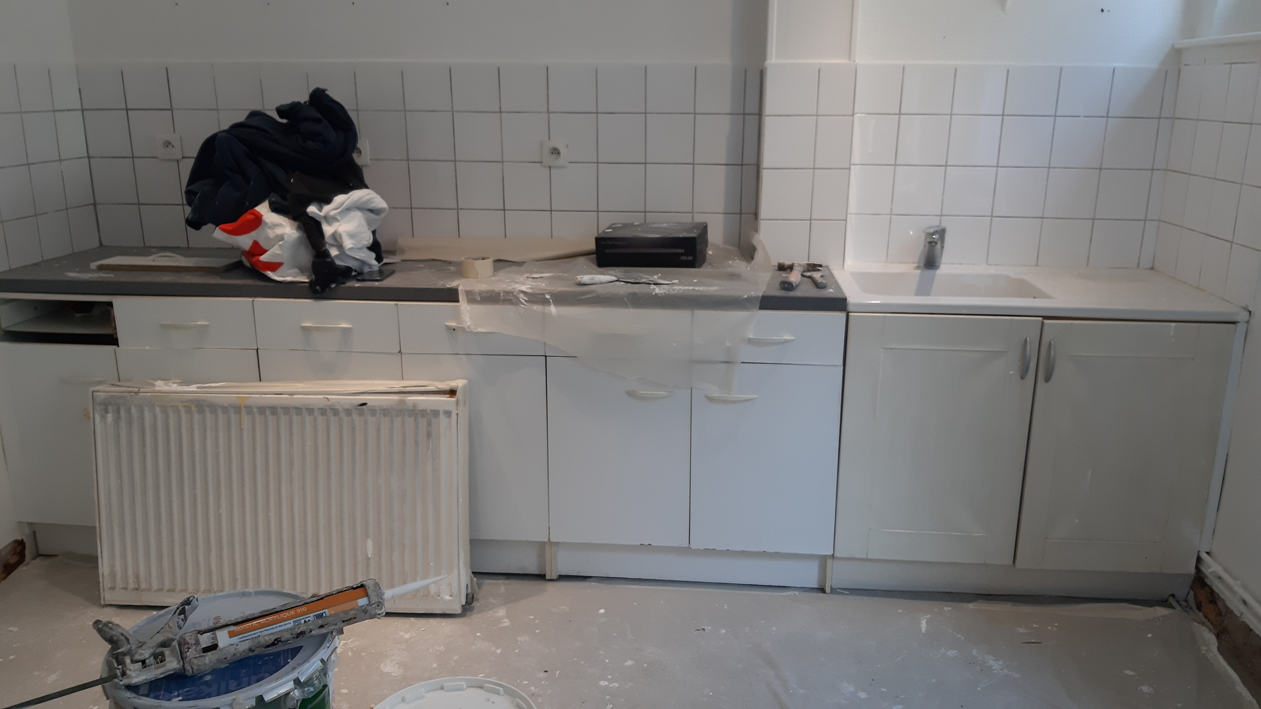 Beige et bois pour une ambiance chaleureuse.