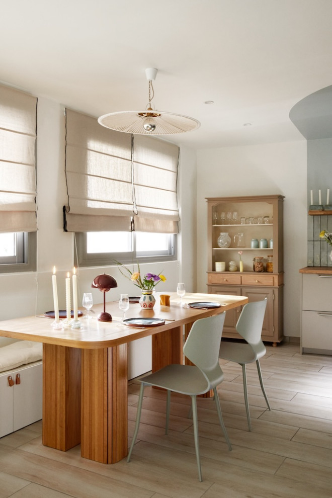 Cette photo montre une cuisine ouverte parallèle méditerranéenne de taille moyenne avec un évier encastré, un plan de travail en bois, une crédence verte, une crédence en céramique, un électroménager en acier inoxydable et îlot.