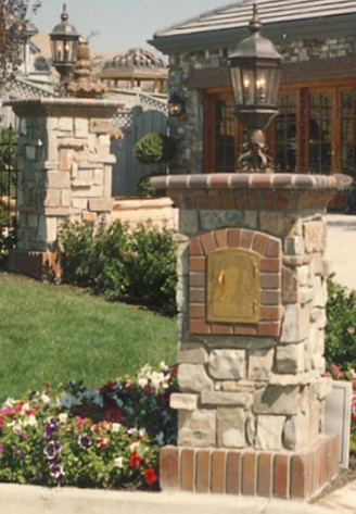 Example of a transitional home design design in Montreal