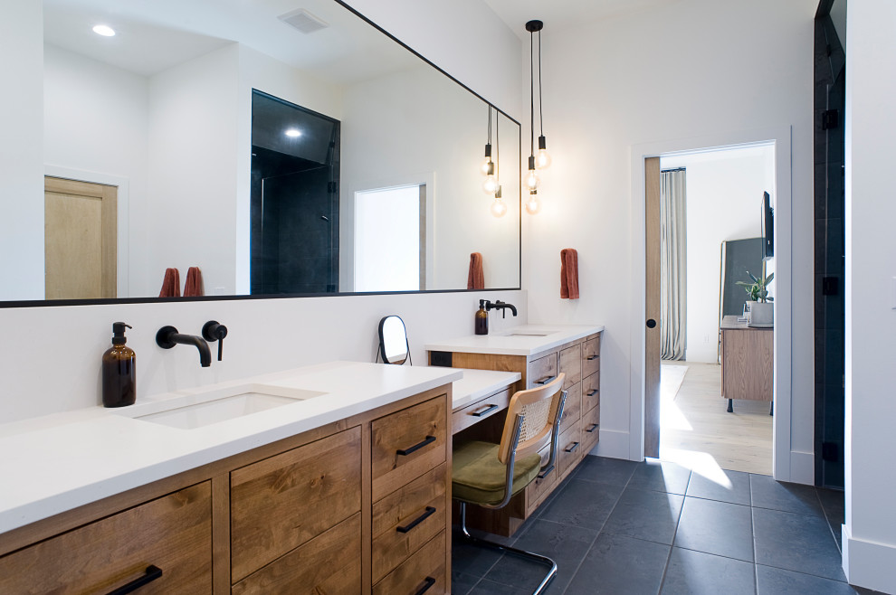 Foto de cuarto de baño principal, doble y a medida nórdico con armarios con paneles lisos