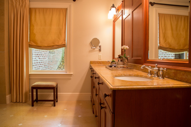 Idéer för att renovera ett stort beige beige en-suite badrum, med möbel-liknande, skåp i mellenmörkt trä, ett fristående badkar, en dusch i en alkov, en bidé, beige kakel, kakelplattor, beige väggar, kalkstensgolv, ett nedsänkt handfat, marmorbänkskiva, beiget golv och dusch med gångjärnsdörr