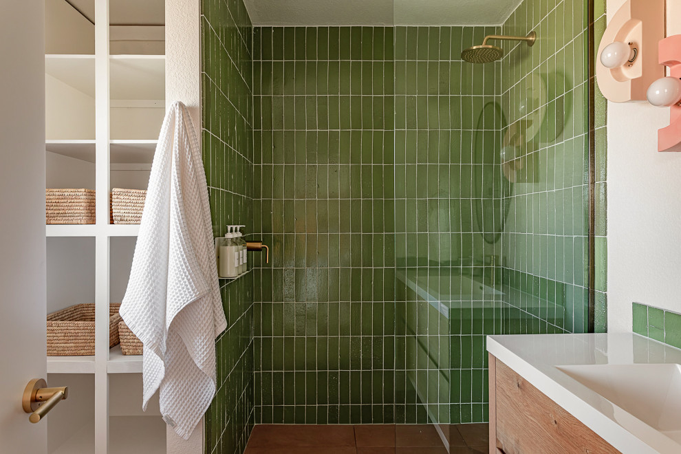 На фото: ванная комната в современном стиле с плоскими фасадами, светлыми деревянными фасадами, подвесной тумбой, открытым душем, зеленой плиткой, каменной плиткой, бежевыми стенами, полом из керамической плитки, врезной раковиной, столешницей из искусственного кварца, розовым полом, открытым душем, бирюзовой столешницей и тумбой под одну раковину