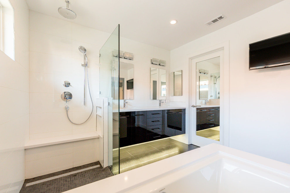 Modelo de cuarto de baño minimalista de tamaño medio con paredes grises y suelo de baldosas de cerámica