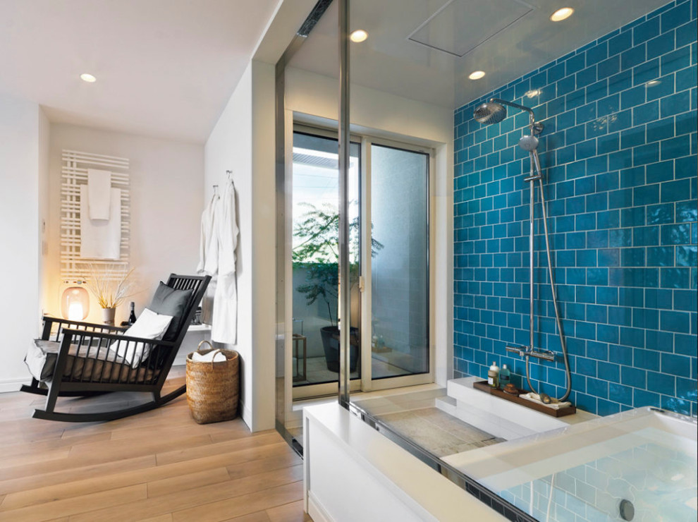 Idéer för badrum, med ett platsbyggt badkar, blå kakel, blå väggar, ett nedsänkt handfat och blått golv