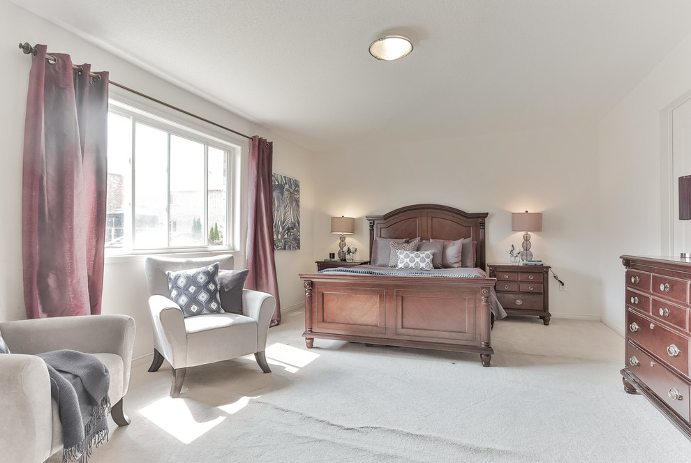 Example of a transitional home design design in Toronto