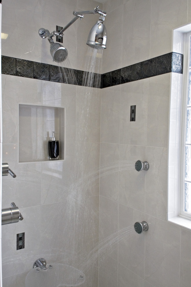 Exempel på ett litet modernt en-suite badrum, med ett integrerad handfat, luckor med glaspanel, skåp i mörkt trä, bänkskiva i glas, en öppen dusch, en toalettstol med hel cisternkåpa, svart kakel, glaskakel, grå väggar och klinkergolv i porslin
