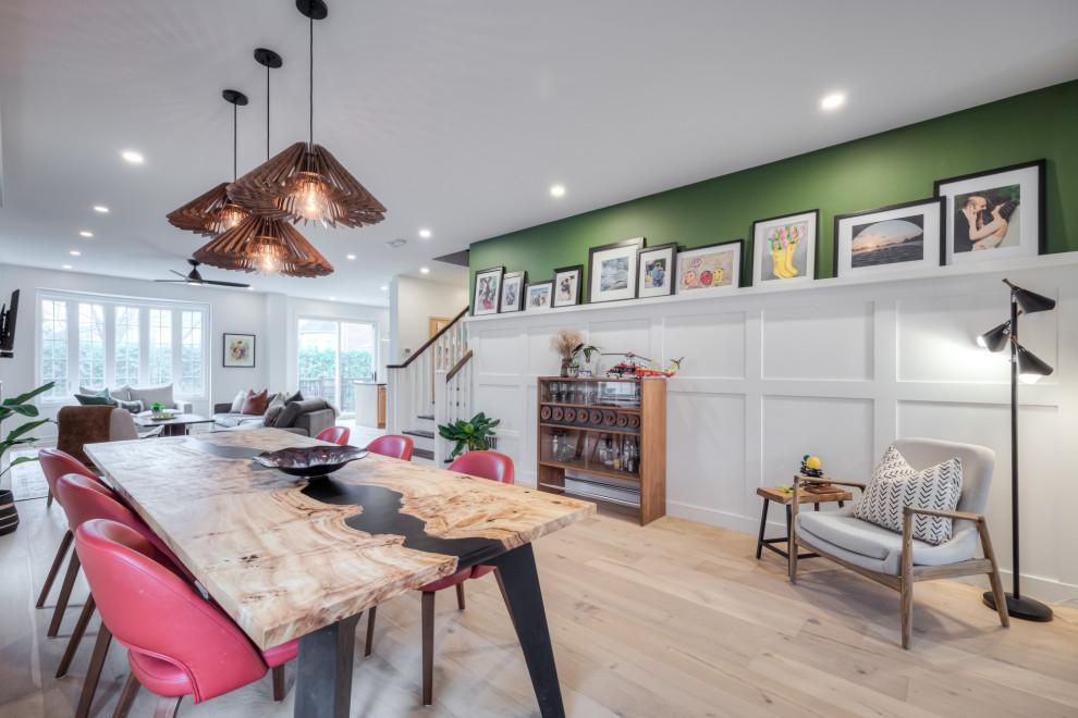Стильный дизайн: маленькая кухня-столовая в скандинавском стиле с зелеными стенами, светлым паркетным полом, стандартным камином, фасадом камина из дерева, бежевым полом и панелями на стенах для на участке и в саду - последний тренд