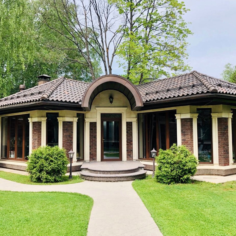 Отделка элементами декора фасада из песчанника.