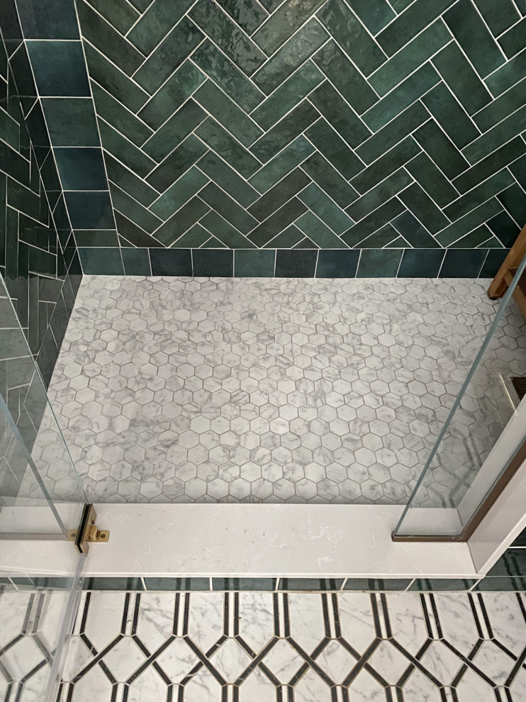 Exempel på ett klassiskt vit vitt en-suite badrum, med skåp i shakerstil, skåp i mellenmörkt trä, en dusch i en alkov, en bidé, grön kakel, keramikplattor, vita väggar, klinkergolv i porslin, ett undermonterad handfat, bänkskiva i kvarts och dusch med gångjärnsdörr