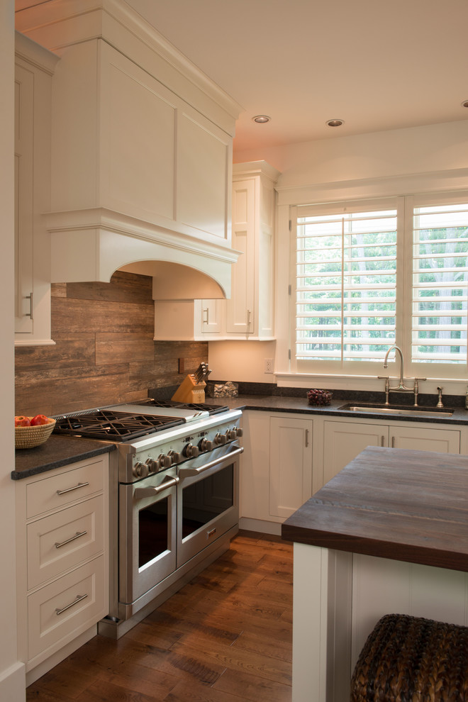 Kitchen - mid-sized transitional kitchen idea in Boston