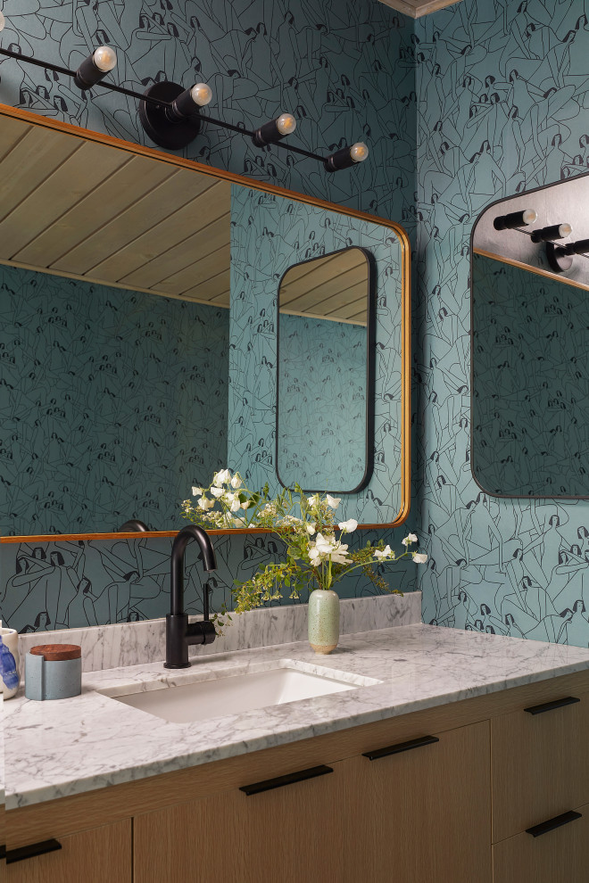 Идея дизайна: главная ванная комната среднего размера в стиле ретро с плоскими фасадами, светлыми деревянными фасадами, унитазом-моноблоком, синими стенами, полом из цементной плитки, врезной раковиной, мраморной столешницей, зеленым полом, серой столешницей, тумбой под одну раковину, напольной тумбой, деревянным потолком и обоями на стенах