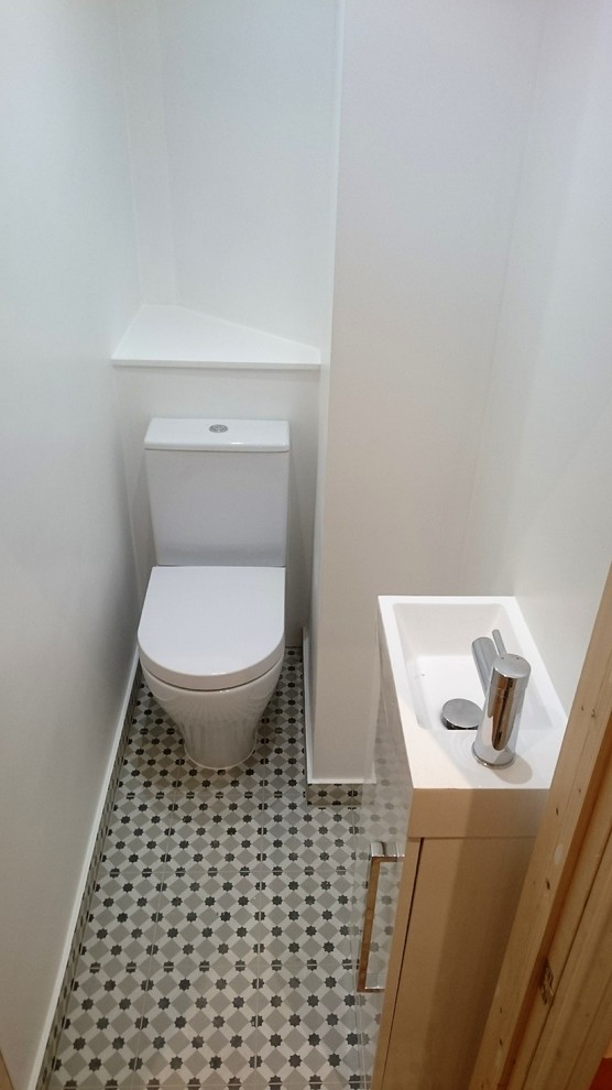 Cette photo montre un petit WC et toilettes tendance.