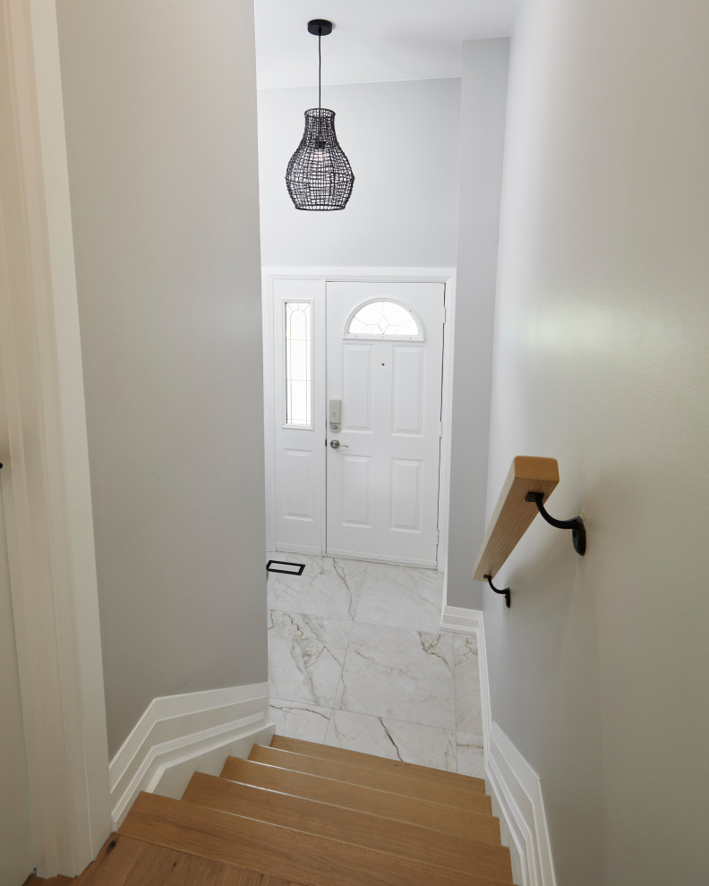 Esempio di una piccola porta d'ingresso classica con pareti bianche, pavimento in gres porcellanato, una porta singola, una porta bianca, pavimento bianco e soffitto a cassettoni