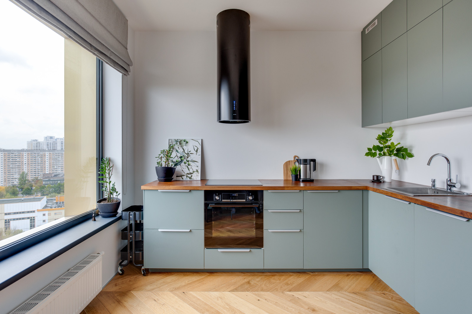 Угловая кухня с акцентной вытяжкой трубой