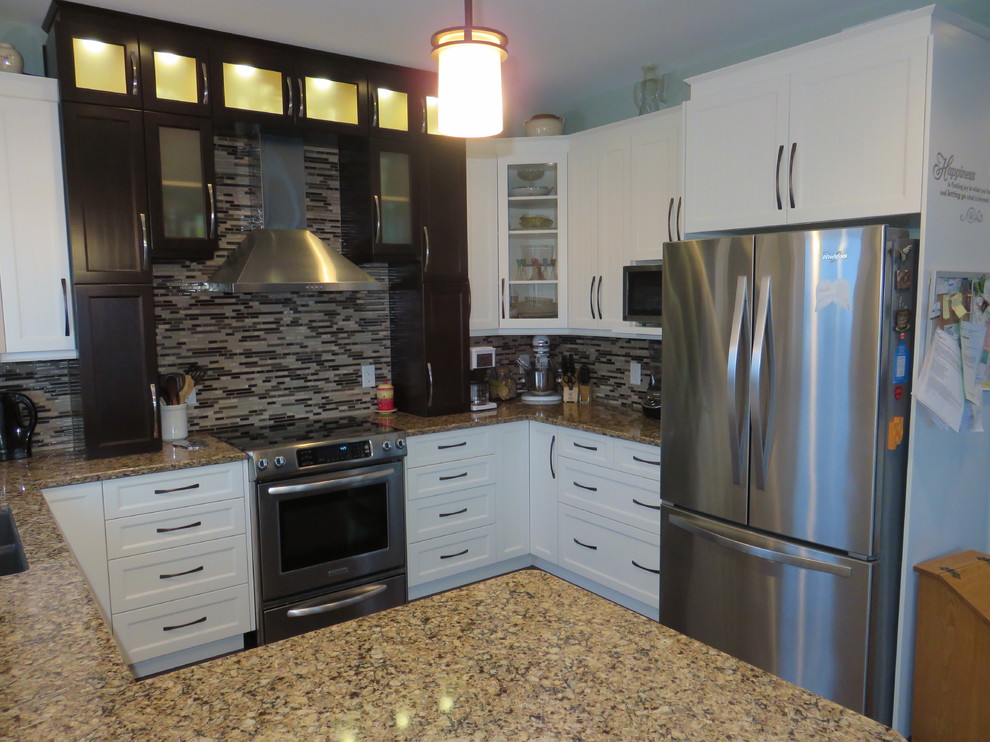 Example of a mid-sized transitional u-shaped dark wood floor eat-in kitchen design with white cabinets, quartz countertops, stainless steel appliances, a peninsula, matchstick tile backsplash, a double-bowl sink, shaker cabinets and brown backsplash