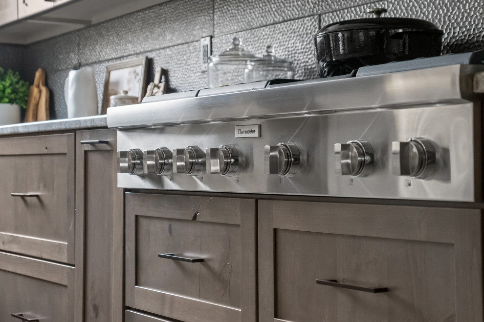 Example of a classic home design design in Detroit